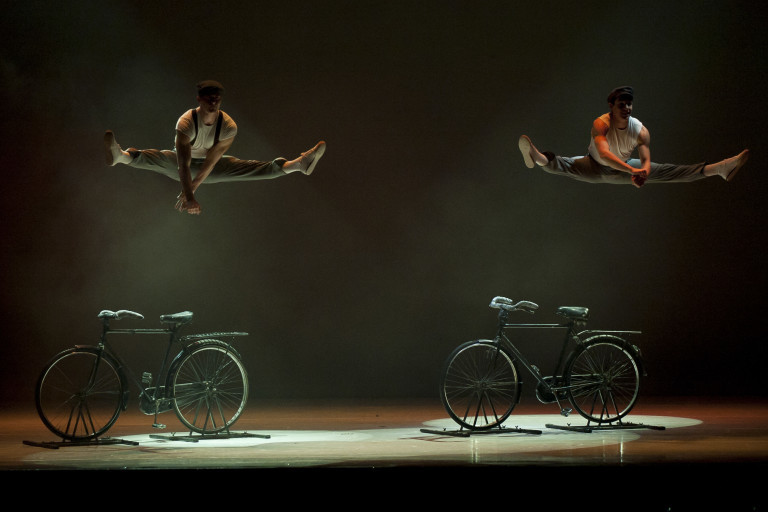 O espetáculo da italiana Kataklò Athletic Dance Theatre fala sobre esportes