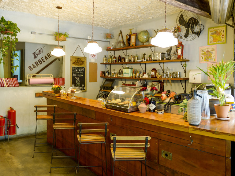 Ambiente do novo café do Armazém Alavres Tibiriçá, com penduricalhos garimpados em brechós e feiras de antiguidade
