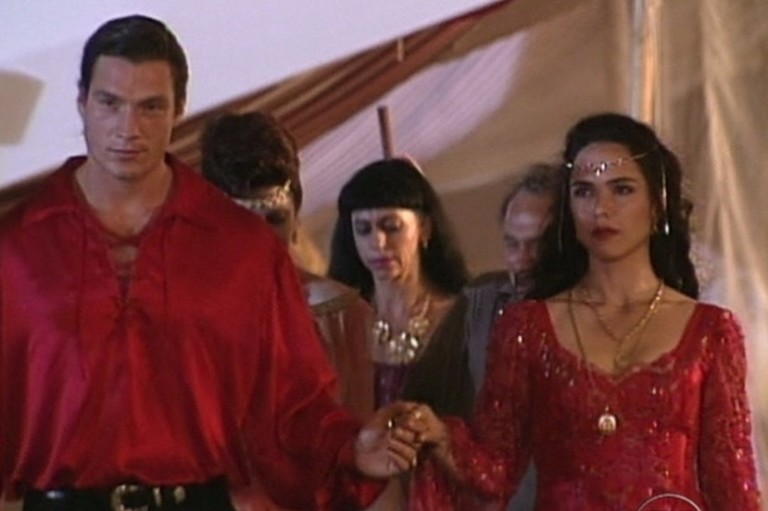 Dara (Tereza Seiblitz) e Igor (Ricardo Macchi)  em cena de "Explode Coração"