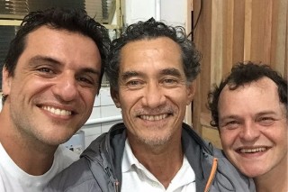 Rodrigo Lombardi (esq.), ao lado dos atores Chico Díaz e Matheus Nachtergaele (dir.), no começo das gravações da série 