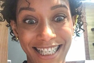 Taís Araújo apareceu diferente no Instagram com olhos azuis e aparelho no dente