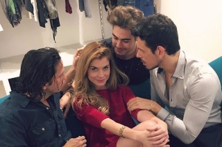Alinne Moraes ao lado dos atores Vladimir Brichta (esq.), Rafael Vitti e João Vicente de Castro (dir.)