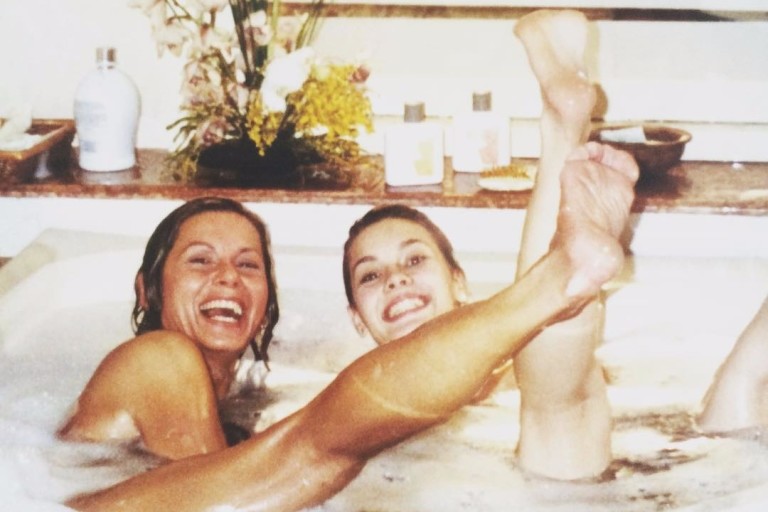 Vera Fischer posta foto com Carolina Dieckmann em banheira para lembrar 'Laços de Família'