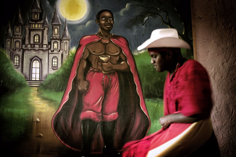 Obra de Ferreira Gullar é revista em mostra de fotos no Museu Afro Brasil