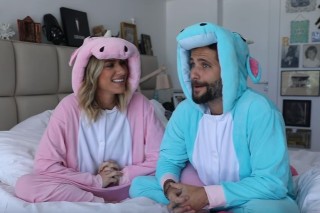 Giovanna Ewbank entrevistou o marido, Bruno Gagliasso, em seu canal do YouTube; os dois estavam vestidos de unicórnios