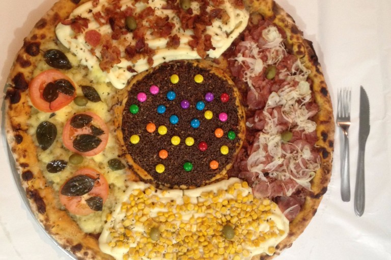 Pizzaria em Guarujá tem redondas gigantes que misturam sabores