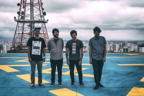 A banda E A Terra Nunca Me Pareceu Tão Distante faz show na quinta *** ****