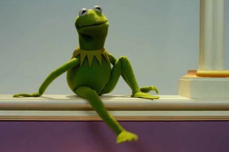 Personagem de 'Os Muppets' faz par romântico com Emma Stone em paródia de 'La La Land'