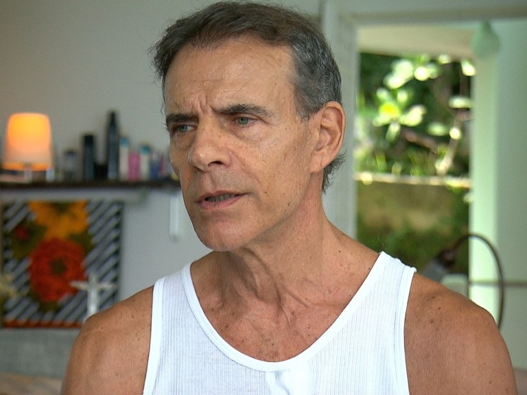 O ex-ator Mario Gomes, de camiseta regata branca