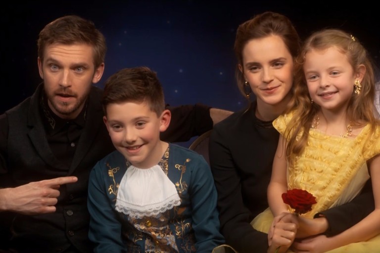 Crianças vestidas como personagens de 'A Bela e a Fera' entrevistam Emma Watson e Dan Stevens