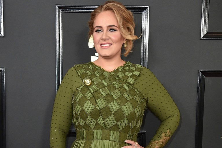 Adele compra mansão longe de holofotes para 'ter uma vida normal'
