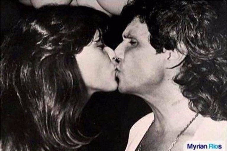 No aniversário de Roberto Carlos de 2017, Myrian Rios publicou foto antiga beijando o cantor e ex-marido