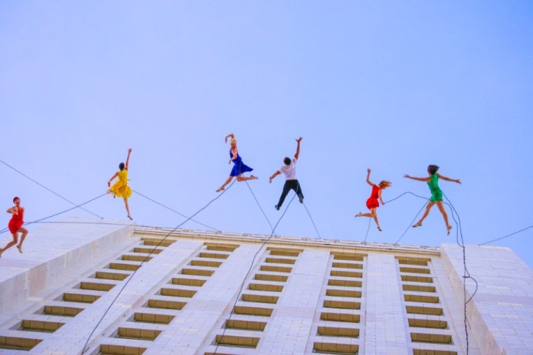 Dançarinos se penduram em prédio de Los Angeles para comemorar a criação do Dia de 'La La Land'