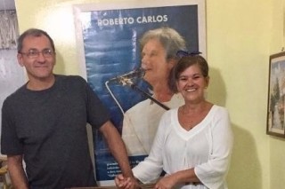 Simone e o marido Manoel durante comemoração de 76 anos de Roberto Carlos