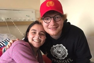 Ed Sheeran visita fã em hospital de Curitiba (PR)