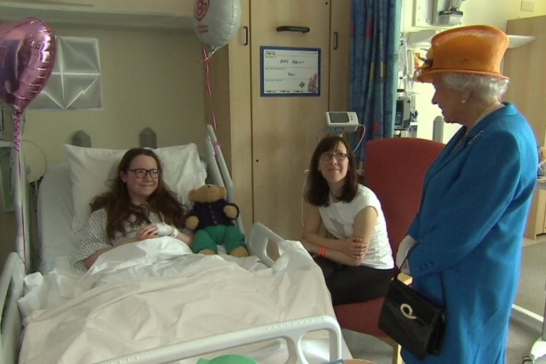 Rainha Elizabeth visita crianças vítimas de ataque em hospital de Manchester