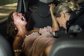 Jeiza (Paolla Oliveira) faz o parto de Ritinha (Isis Valverde) dentro de táxi durante um tiroteio