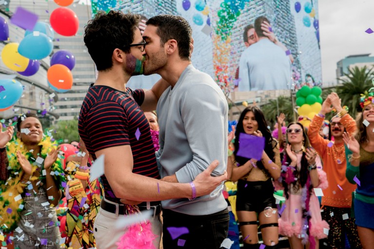 Miguel Angel Silvestre em cena da serie Sense8 gravada na Parada Gay de Sao Paulo 