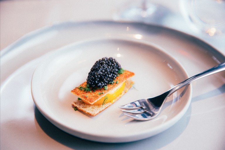 Brioche com gema e caviar do restaurante Tangará Jean-Georges, no Palácio Tangará