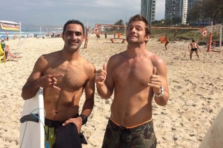 O ator Claudio Heinrich aproveita dia de sol para praticar surfe