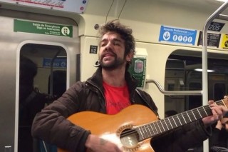 Sander, ex-vocalista da banda Twister, toca no metrô de São Paulo