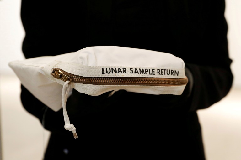 Bolsa de Neil Armstrong com resquícios da Lua é vendida por US$ 1,8 mi em leilão