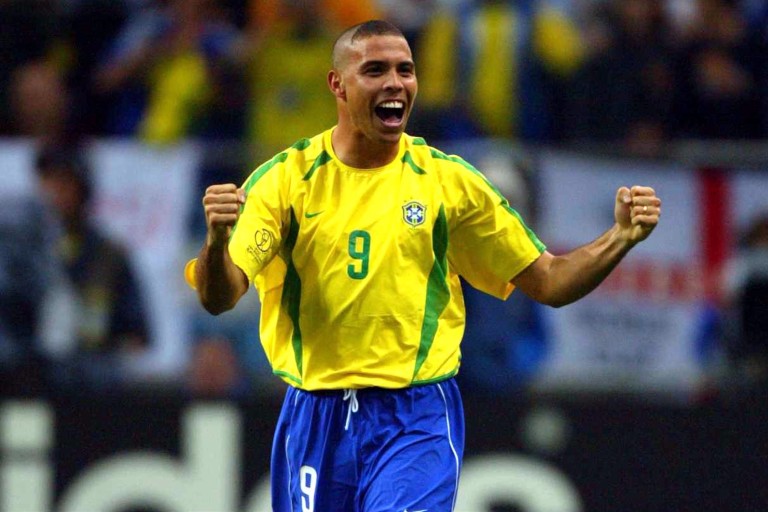 Ronaldo comemora gol contra a seleção da Turquia, pela semifinal da Copa do Mundo 2002; ele é o camisa 9 da seleção brasileira ideal
