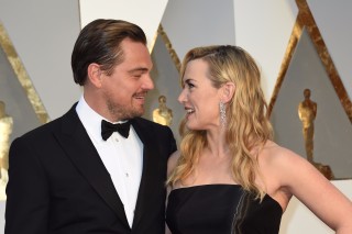 Kate Winslet e Leonardo DiCaprio na premiação do Oscar em 2016