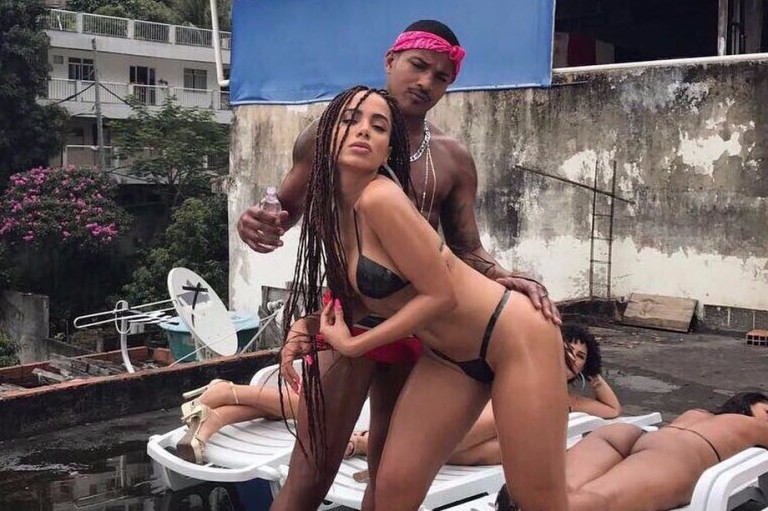 Anitta no morro do Vidigal gravando o clipe 'Vai Malandra' 