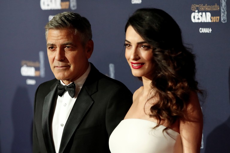 George e Amal Clooney doam R$ 3 milhões para combate a grupos de ódio nos EUA