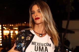 Fernanda Lima mostra a camiseta da campanha 'mexeu com uma, mexeu com todas' em foto do Instagram