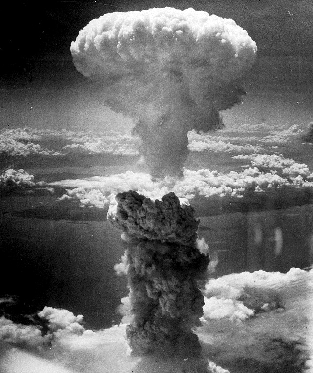 Cogumelo da explosão da segunda bomba atômica usada em guerra pelos EUA, contra Nagasaki (Japão), em 1945