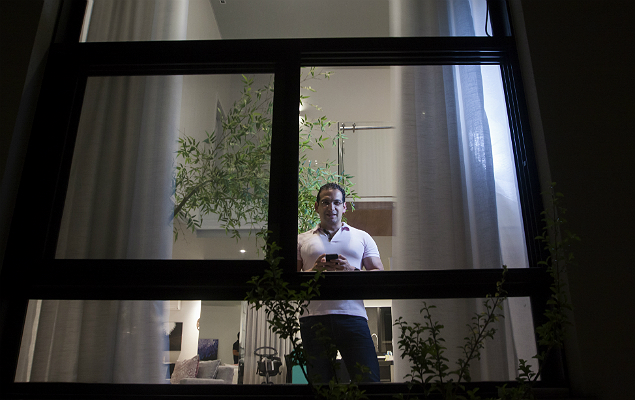 O economista Élcio Benevides em sua casa totalmente automatizada, em Alphaville (SP)